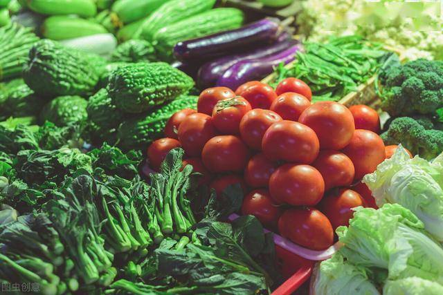 xiongmao体育|
囤菜季到了 东北大娘雇车屯300斤白菜 南方人表现很不明白(图1)