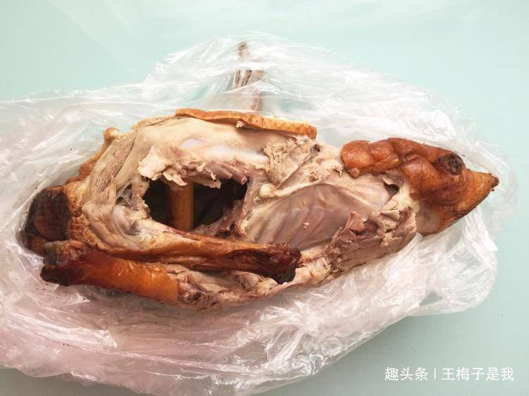 “panda sports”
在饭馆吃烤鸭时 服务员问:鸭架要煲汤还是炸 是行家只说4个字(图6) “panda sports”
在饭馆吃烤鸭时 服务员问:鸭架要煲汤还是炸 是行家只说4个字(图6)